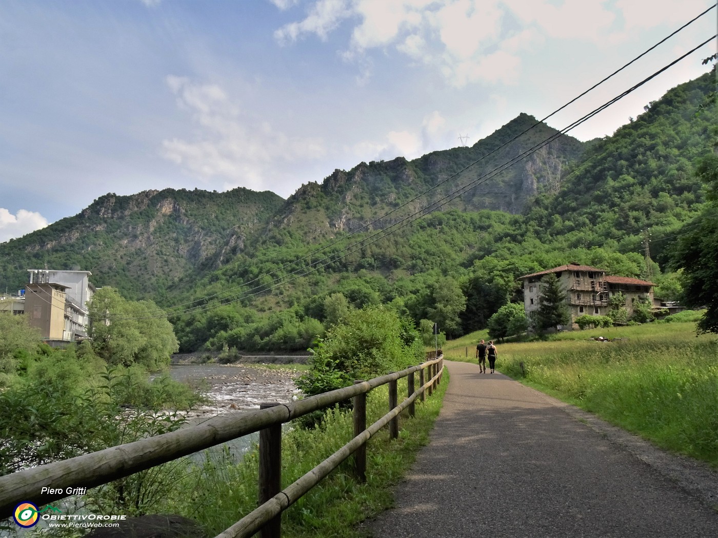 02 Sulla ciclovia di Valle Brembana verso Al Dero.JPG